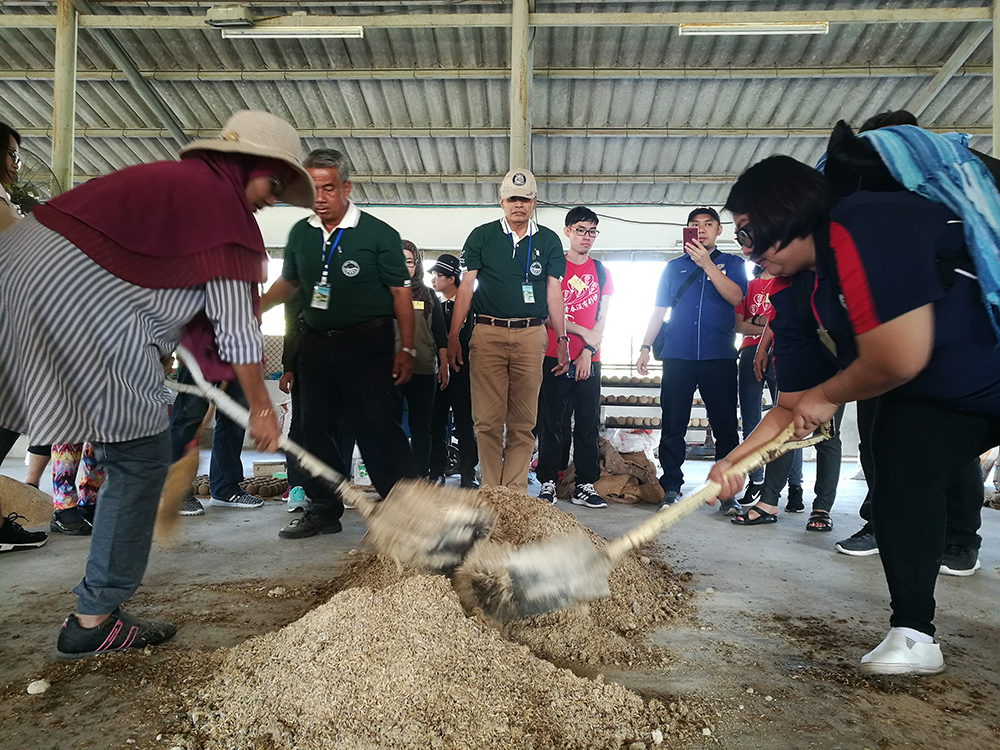 Making EM Bokashi at Saraburi Center