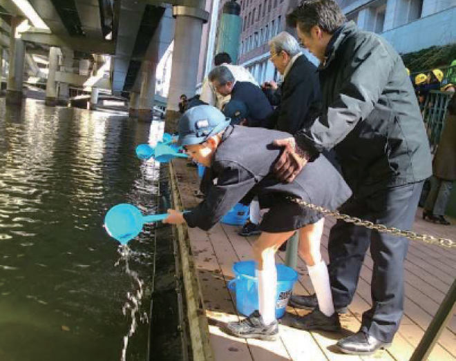 Under the slogan of "Bring back Salmon to Tokyo Bay", releasing salmon fry into the Nihonbashi River, an activity that began in 2012