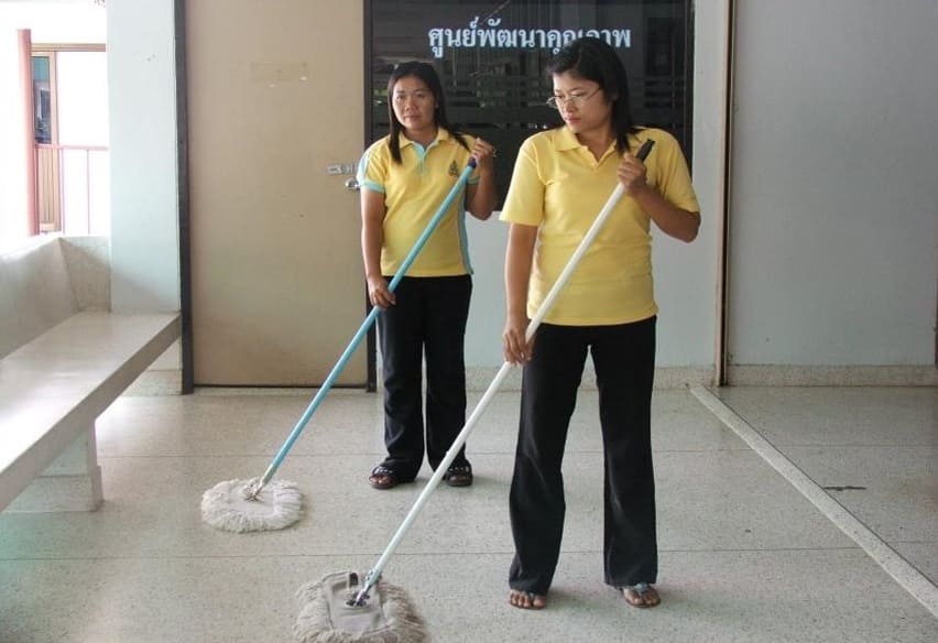 Cleaning the entire floors with AEM