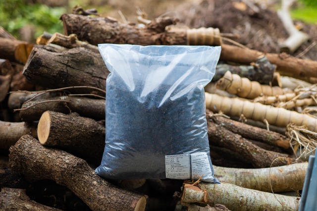 6. The composted bark is packed in 20L bags