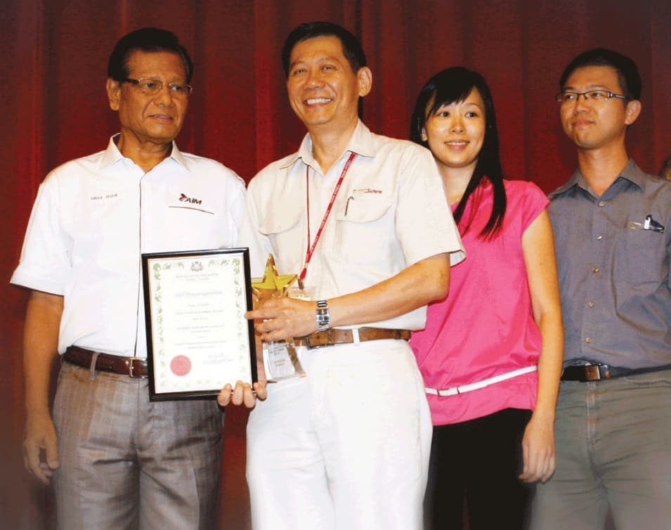 Deputy GM and staff of Tanah Sutera Development Company receiving the award