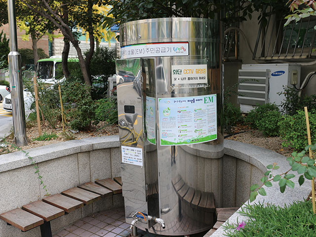 An EM tank is being set up outside of the administration welfare center.