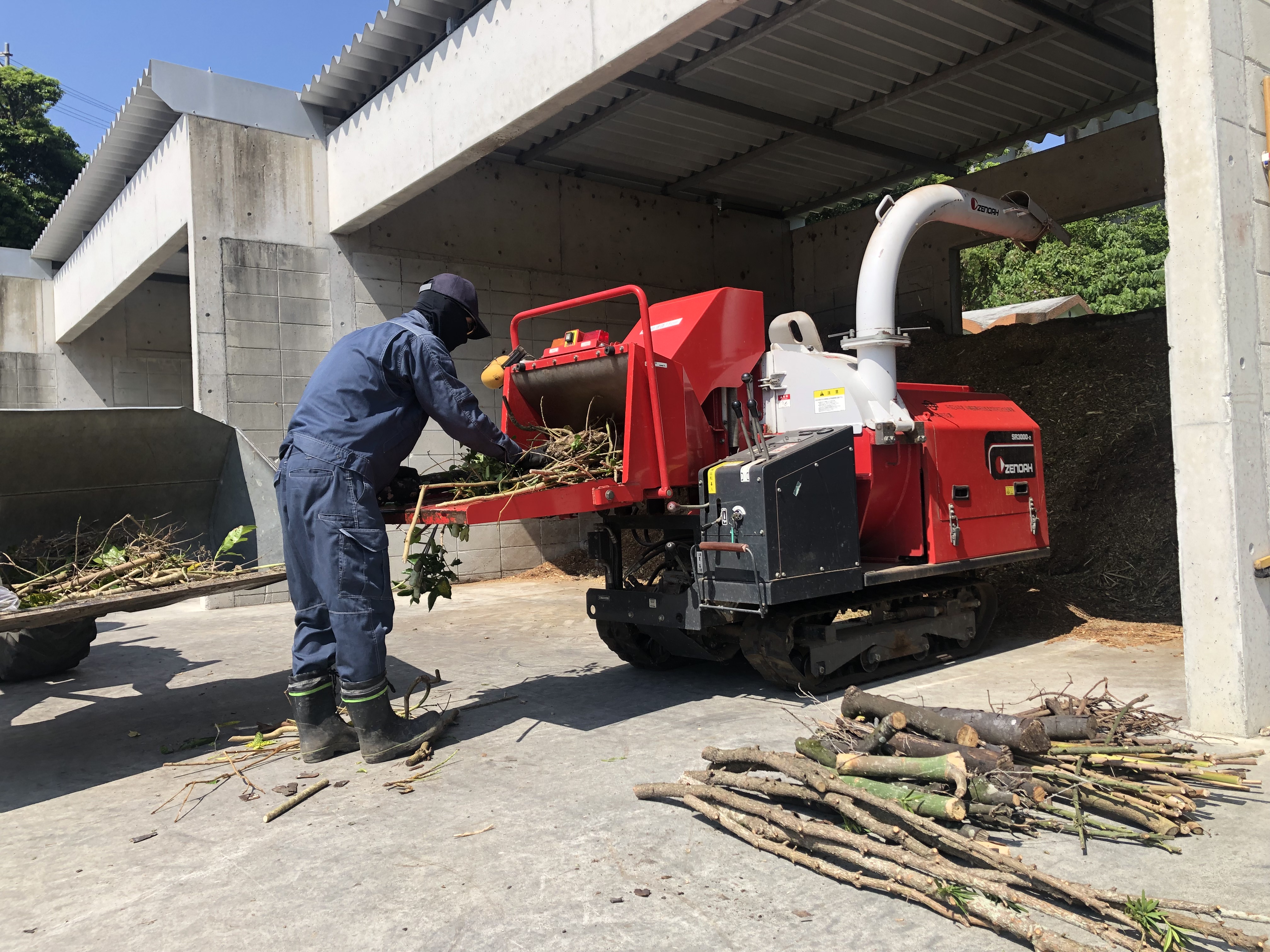 Branches less than 10cm in diameter are crushed by a wood chipper