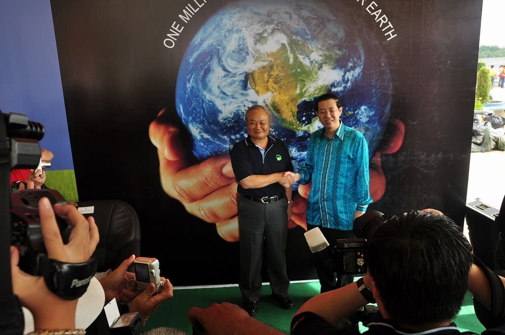 Prof. Higa and Chief Minister of Penang declared August 8th as the "World EM Mudball Day”